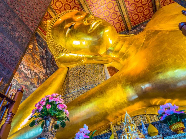 Dev yatan Buda heykeli altın Wat Pho Bangkok Tayland at