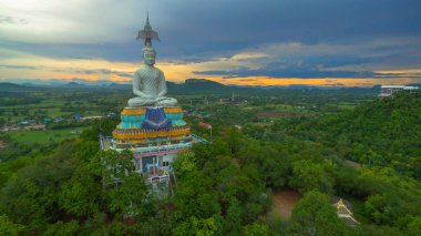 büyük Buda Wat Nong Hoi gün batımında 