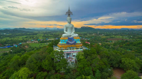 Puesta de sol en el gran Buda de Wat Nong Hoi — Foto de Stock