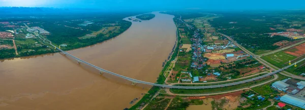 Üçüncü Tay ve Lao dostluk Köprüsü