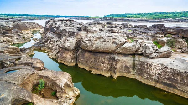 3000 bok osedda vacker rock av Mekong — Stockfoto