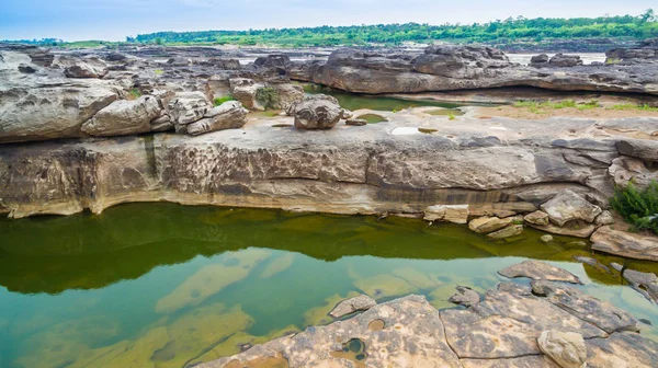 3000 bok osedda vacker rock av Mekong — Stockfoto