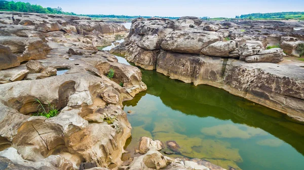 3000 bok osedda vacker rock av Mekong — Stockfoto