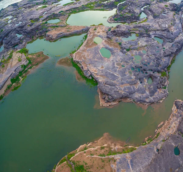 3000 bok osedda vacker rock av Mekong — Stockfoto