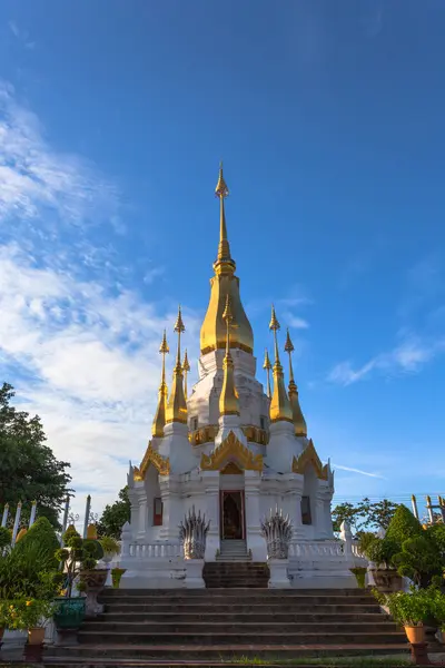 扫管笏 Tham Khuha 沙旺在湄公河旁边美丽的神庙 — 图库照片