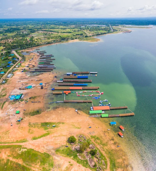 Balsas de fotografía aérea en la presa Sirindhorn — Foto de Stock