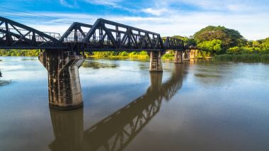 Tren içinde Kanchanaburi Kwai Nehri üzerinde ölüm demiryolu Köprüsü aracılığıyla geçiyor. 