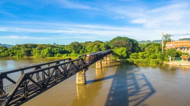 Tren içinde Kanchanaburi Kwai Nehri üzerinde ölüm demiryolu Köprüsü aracılığıyla geçiyor. 