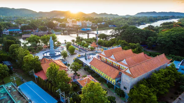 O trem está passando pela Ponte Ferroviária da Morte sobre o rio Kwai em Kanchanaburi . — Fotografia de Stock