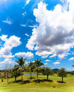 Mavi gökyüzünde beyaz bulutlar