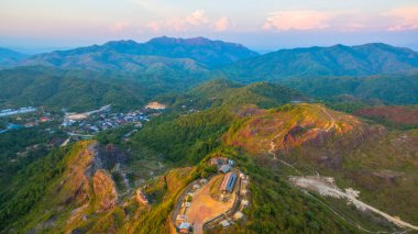 küçük bir toprak yol tepenin sınırı yakınlarında için 