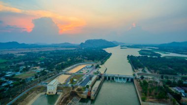 Mae Klong Da günbatımında
