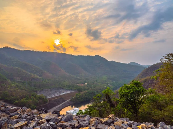 Amanecer en la presa de Srinakarin — Foto de Stock
