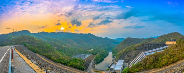 Sonnenaufgang am Srinakarin Damm — Stockfoto