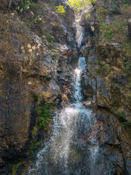 Jokkradin vattenfall kallt vatten i naturligt runda dammen — Stockfoto