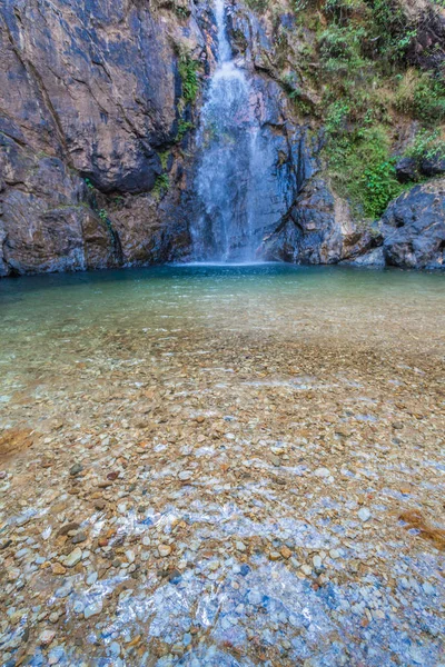 Jokkradin cascada de agua fría en el estanque redondo natural — Foto de Stock