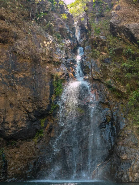 Водопад Джоккрадин прохладная вода в природном круглом пруду — стоковое фото