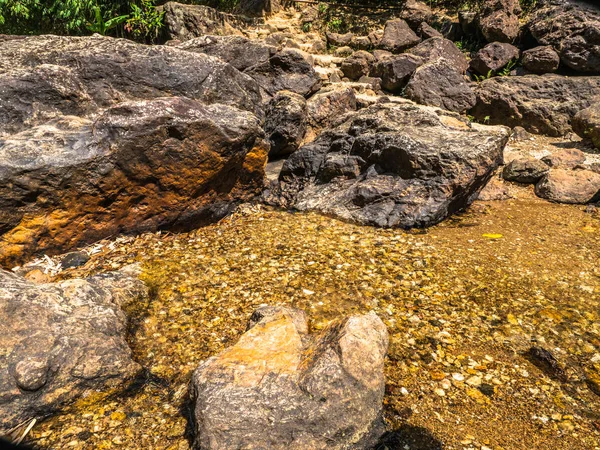Jokkradin vattenfall kallt vatten i naturligt runda dammen — Stockfoto