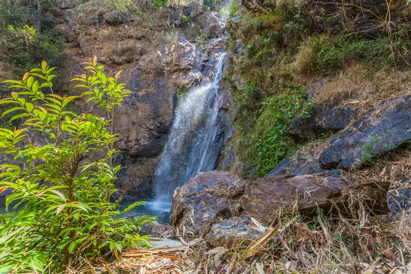 Jokkradin vattenfall kallt vatten i naturligt runda dammen — Stockfoto