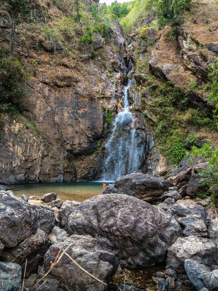 Jokkradin cascada de agua fría en el estanque redondo natural — Foto de Stock