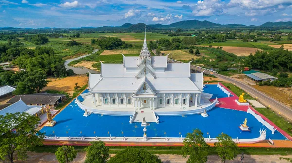 Flygfotografering det vita templet på fartyget — Stockfoto