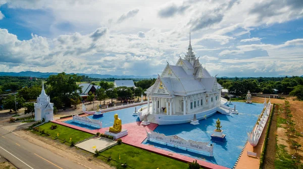 Аэрофотосъемка белого храма на корабле — стоковое фото