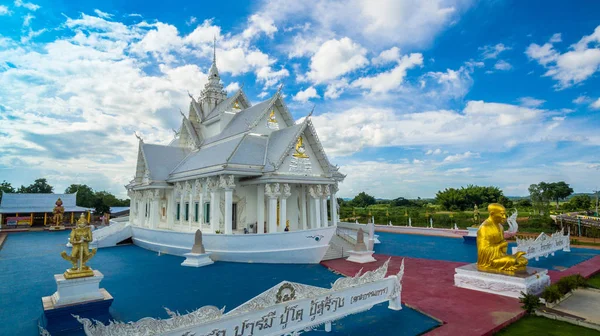 Flygfotografering det vita templet på fartyget — Stockfoto