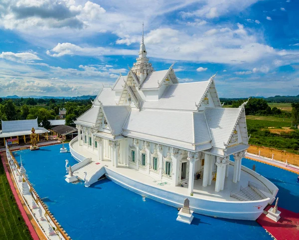 Аэрофотосъемка белого храма на корабле — стоковое фото