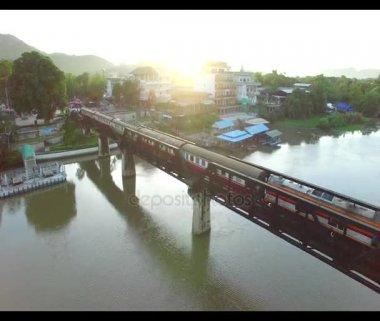 Dünya Savaşı iki köprü boyunca tren