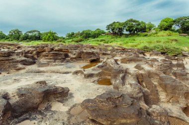 delik kayalar içinde zümrüt yeşil su