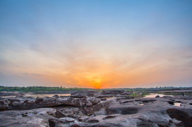 Mekong Nehri içinde 3.000 Bok güneş doğarken