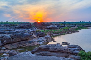 Mekong Nehri içinde 3.000 Bok güneş doğarken