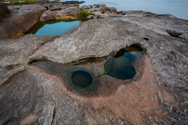 Esmeralda água verde dentro das rochas buraco — Fotografia de Stock