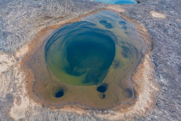 Smaragd grönt vatten inuti hålet stenar — Stockfoto