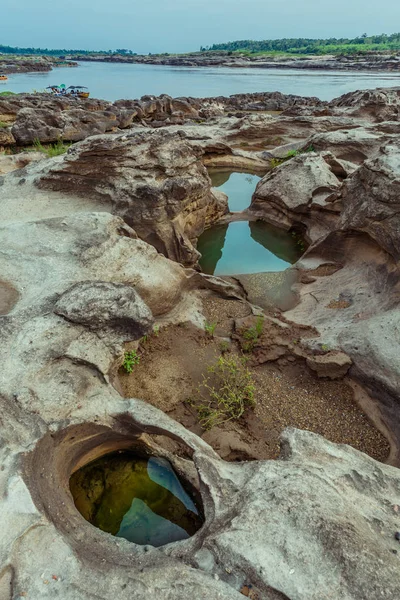 Agua verde esmeralda dentro del agujero rocas —  Fotos de Stock