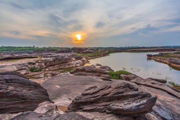 Mekong Nehri içinde 3.000 Bok güneş doğarken