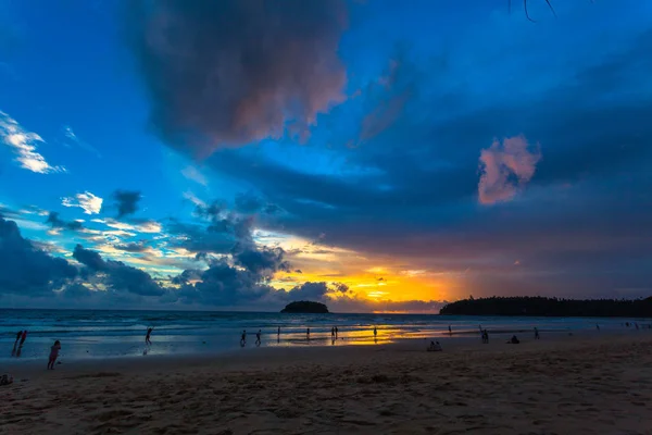 Pôr do sol dourado na praia de Kata — Fotografia de Stock