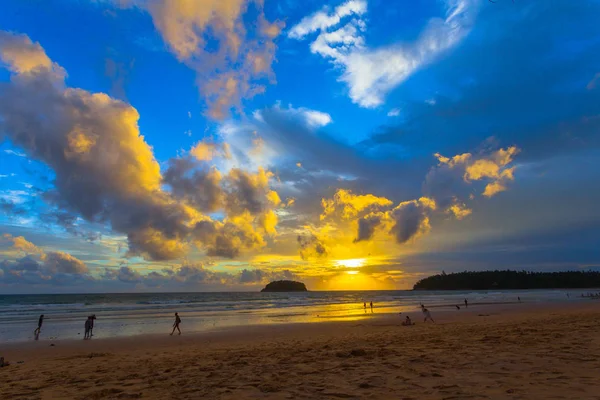 Pôr do sol dourado na praia de Kata — Fotografia de Stock