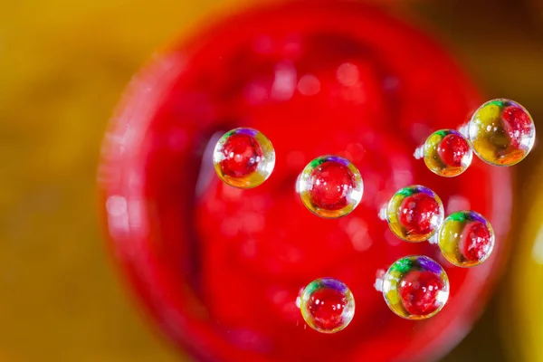 Bunte Blase über roter Plastisolfarbe in Dose. — Stockfoto
