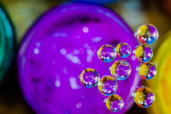 Bolla colorata sopra inchiostro plastisol viola in lattina . — Foto Stock