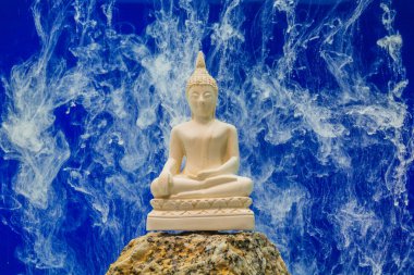 beyaz duman Buddha heykeli