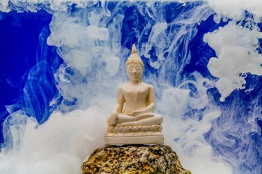 beyaz duman Buddha heykeli