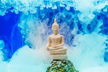 beyaz duman Buddha heykeli