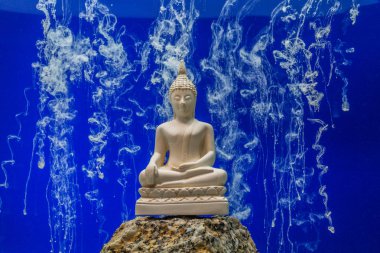 Buda heykeli mavi arka planda