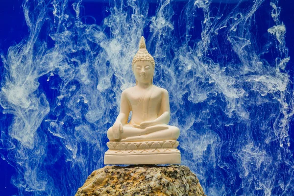 beyaz duman Buddha heykeli