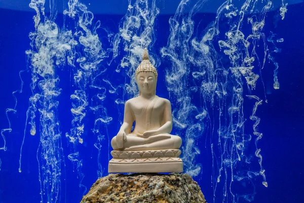 Buda heykeli mavi arka planda