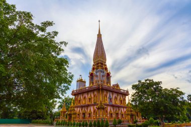 Chalong temple yukarıda bir daire içinde doğal olay güneş salıncaklar.