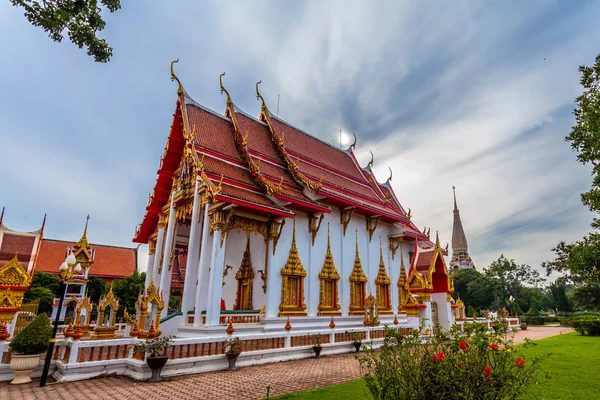 Chalong temple yukarıda bir daire içinde doğal olay güneş salıncaklar. — Stok fotoğraf