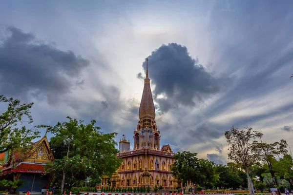 Natural phenomenon sun swings in a circle above Chalong  temple. — Stock Photo, Image