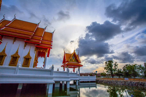 Phénomène naturel soleil balançant dans un cercle au-dessus du temple Supa . — Photo